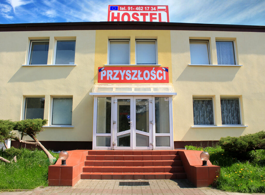 RecepcjaBudynek Hostelu Przyszłości w Szczecinie - żółta elewacja i wejście główne